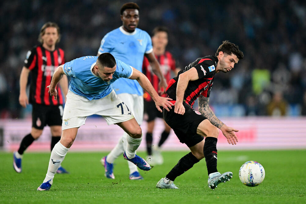Marušić u duelu sa Pulišićem, Foto: Reuters
