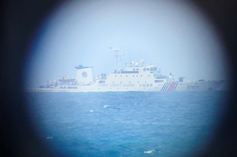 Brod kineske obalske straže na horizontu, viđen kroz teleskopski pogled sa filipinskog ostrva Titu u spornom Južnom kineskom mor, Foto: Reuters