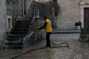 Budva: Temeljno "oprani" Stari grad i šetalište u Petrovcu