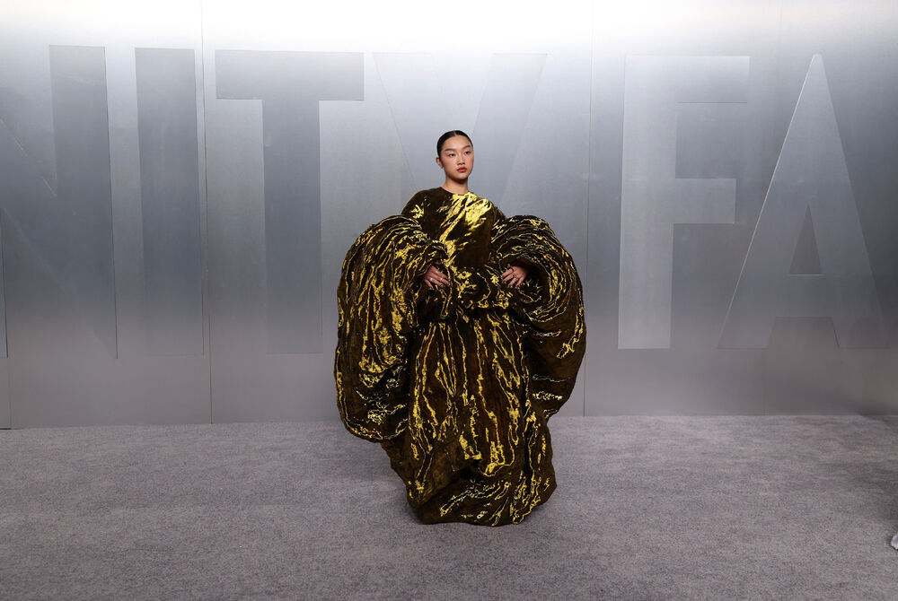 <p>Na Oskarima je svaki detalj važan, od haljine i odijela, do nakita i frizure. Glumice i glumci ulažu sate u pripreme kako bi izgledali besprekorno, a stilisti i šminkeri rade iza scene da sve bude savršeno. Crveni tepih tako postaje prava parada glamura, gdje svaka pojava ostavlja snažan vizuelni utisak.</p>