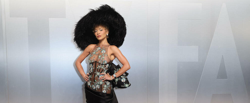 <p>Na Oskarima je svaki detalj važan, od haljine i odijela, do nakita i frizure. Glumice i glumci ulažu sate u pripreme kako bi izgledali besprekorno, a stilisti i šminkeri rade iza scene da sve bude savršeno. Crveni tepih tako postaje prava parada glamura, gdje svaka pojava ostavlja snažan vizuelni utisak.</p>