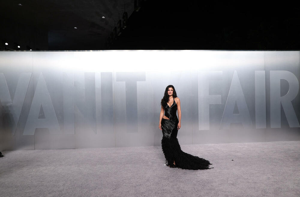 <p>Na Oskarima je svaki detalj važan, od haljine i odijela, do nakita i frizure. Glumice i glumci ulažu sate u pripreme kako bi izgledali besprekorno, a stilisti i šminkeri rade iza scene da sve bude savršeno. Crveni tepih tako postaje prava parada glamura, gdje svaka pojava ostavlja snažan vizuelni utisak.</p>