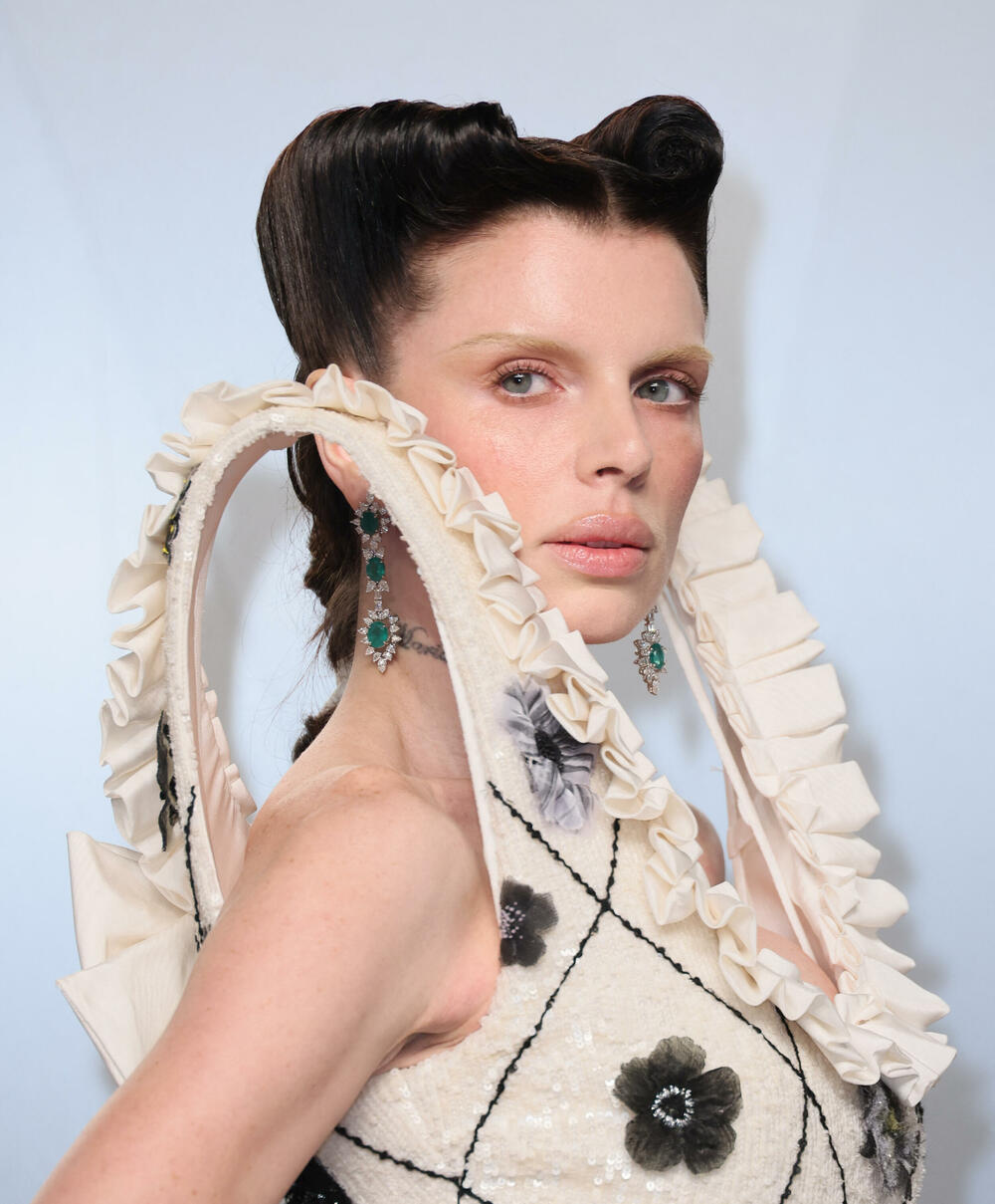 <p>Na Oskarima je svaki detalj važan, od haljine i odijela, do nakita i frizure. Glumice i glumci ulažu sate u pripreme kako bi izgledali besprekorno, a stilisti i šminkeri rade iza scene da sve bude savršeno. Crveni tepih tako postaje prava parada glamura, gdje svaka pojava ostavlja snažan vizuelni utisak.</p>