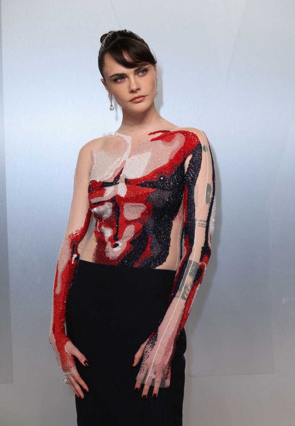 <p>Na Oskarima je svaki detalj važan, od haljine i odijela, do nakita i frizure. Glumice i glumci ulažu sate u pripreme kako bi izgledali besprekorno, a stilisti i šminkeri rade iza scene da sve bude savršeno. Crveni tepih tako postaje prava parada glamura, gdje svaka pojava ostavlja snažan vizuelni utisak.</p>