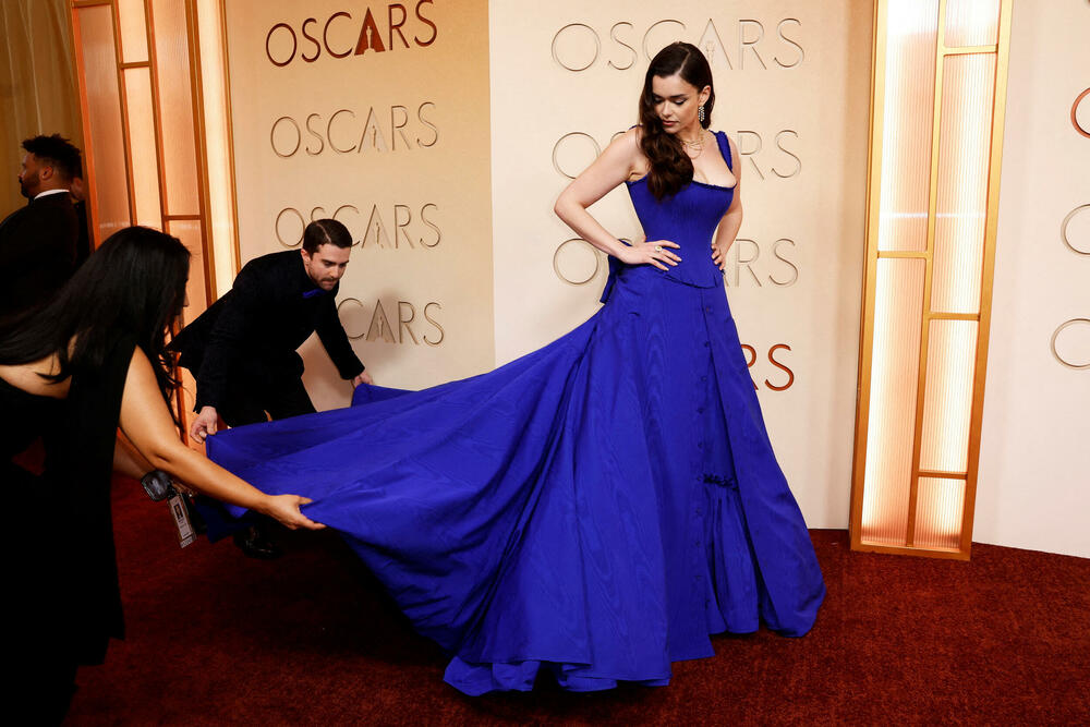 <p>Na Oskarima je svaki detalj važan, od haljine i odijela, do nakita i frizure. Glumice i glumci ulažu sate u pripreme kako bi izgledali besprekorno, a stilisti i šminkeri rade iza scene da sve bude savršeno. Crveni tepih tako postaje prava parada glamura, gdje svaka pojava ostavlja snažan vizuelni utisak.</p>