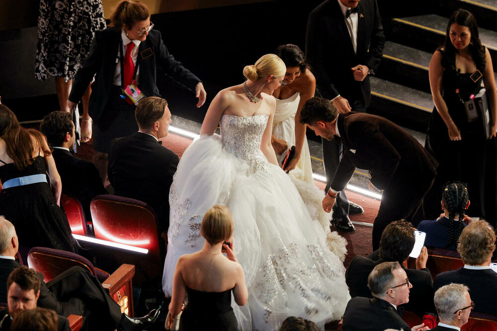 <p>Na Oskarima je svaki detalj važan, od haljine i odijela, do nakita i frizure. Glumice i glumci ulažu sate u pripreme kako bi izgledali besprekorno, a stilisti i šminkeri rade iza scene da sve bude savršeno. Crveni tepih tako postaje prava parada glamura, gdje svaka pojava ostavlja snažan vizuelni utisak.</p>