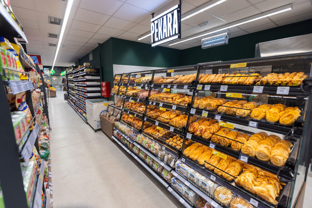 <p>Renovirana Aroma u Kamelija Shopping Centru od danas je otvorena za kupce, donoseći savremeniji izgled prodavnice i unaprijeđeno iskustvo kupovine na jednoj od najpoznatijih lokacija za svakodnevnu kupovinu.</p>
