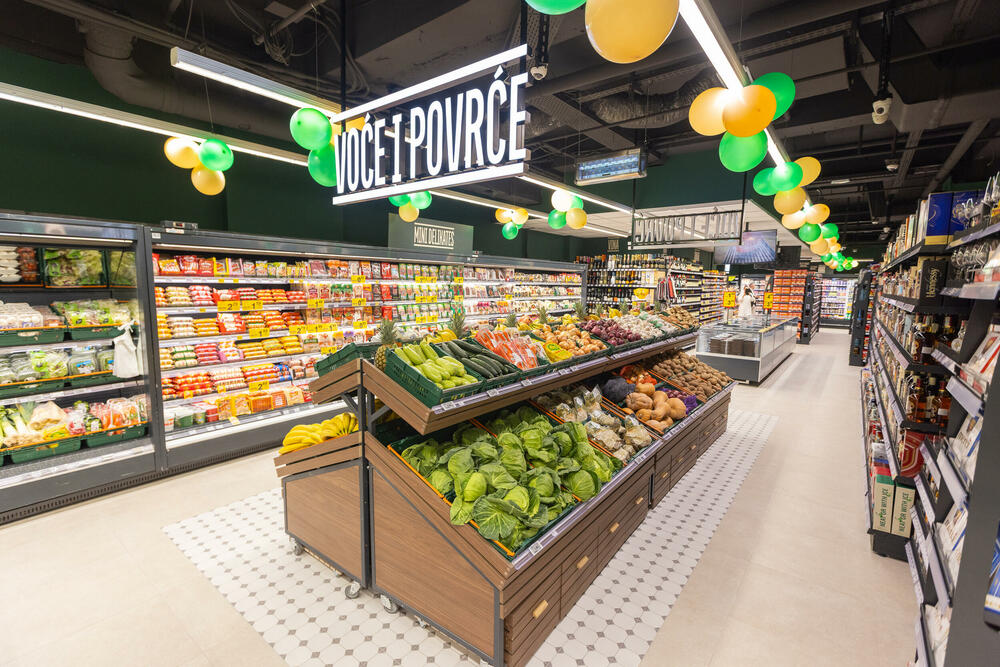 <p>Renovirana Aroma u Kamelija Shopping Centru od danas je otvorena za kupce, donoseći savremeniji izgled prodavnice i unaprijeđeno iskustvo kupovine na jednoj od najpoznatijih lokacija za svakodnevnu kupovinu.</p>