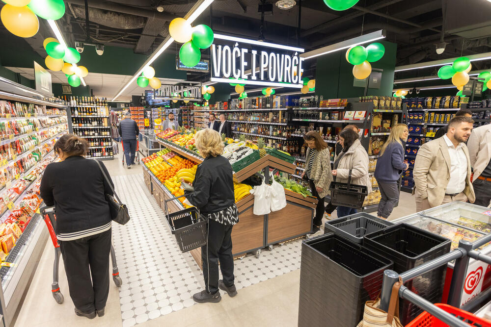 <p>Renovirana Aroma u Kamelija Shopping Centru od danas je otvorena za kupce, donoseći savremeniji izgled prodavnice i unaprijeđeno iskustvo kupovine na jednoj od najpoznatijih lokacija za svakodnevnu kupovinu.</p>