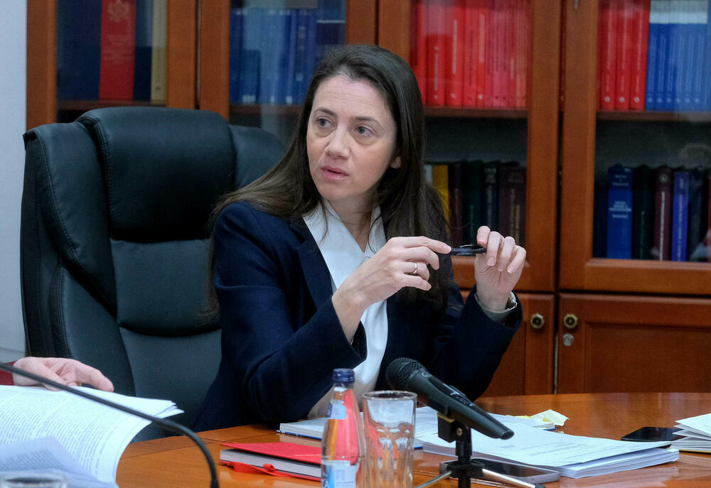 <p>Prema nezvaničnim informacijama "Vijesti", sudije Snežana Armenko, Faruk Resulbegović i Momirka Tešić bili su za to da se pokrene postupak za ocjenu ustavnosti zakona kojim je potvrđen sporazum, dok su Desanka Lopičić, Nikola Mugoša i Jovan Jovanović bili protiv toga</p>