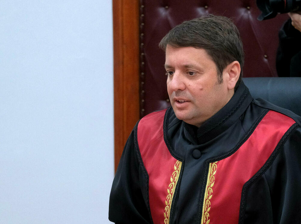 <p>Prema nezvaničnim informacijama "Vijesti", sudije Snežana Armenko, Faruk Resulbegović i Momirka Tešić bili su za to da se pokrene postupak za ocjenu ustavnosti zakona kojim je potvrđen sporazum, dok su Desanka Lopičić, Nikola Mugoša i Jovan Jovanović bili protiv toga</p>