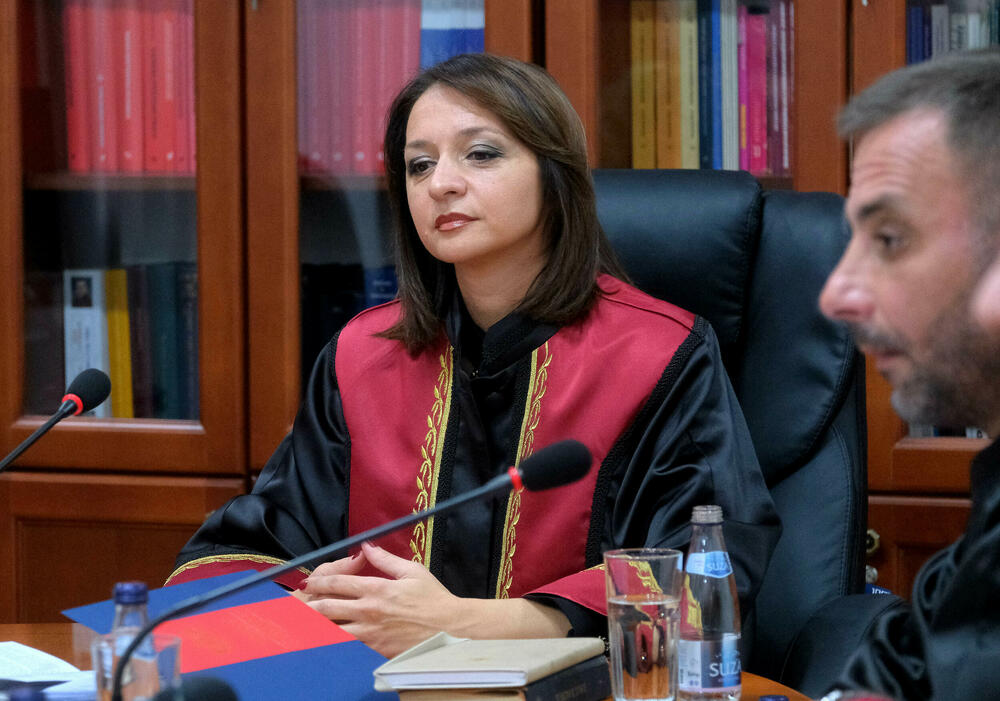 <p>Prema nezvaničnim informacijama "Vijesti", sudije Snežana Armenko, Faruk Resulbegović i Momirka Tešić bili su za to da se pokrene postupak za ocjenu ustavnosti zakona kojim je potvrđen sporazum, dok su Desanka Lopičić, Nikola Mugoša i Jovan Jovanović bili protiv toga</p>