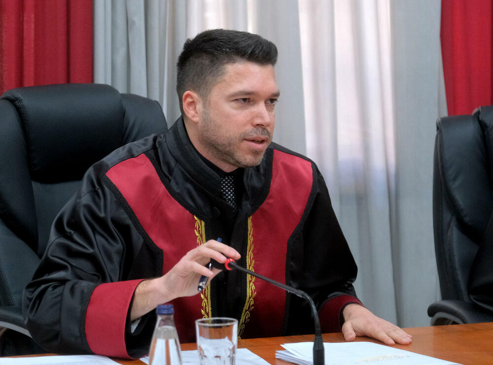 <p>Prema nezvaničnim informacijama "Vijesti", sudije Snežana Armenko, Faruk Resulbegović i Momirka Tešić bili su za to da se pokrene postupak za ocjenu ustavnosti zakona kojim je potvrđen sporazum, dok su Desanka Lopičić, Nikola Mugoša i Jovan Jovanović bili protiv toga</p>