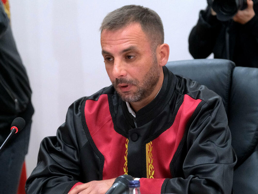 <p>Prema nezvaničnim informacijama "Vijesti", sudije Snežana Armenko, Faruk Resulbegović i Momirka Tešić bili su za to da se pokrene postupak za ocjenu ustavnosti zakona kojim je potvrđen sporazum, dok su Desanka Lopičić, Nikola Mugoša i Jovan Jovanović bili protiv toga</p>