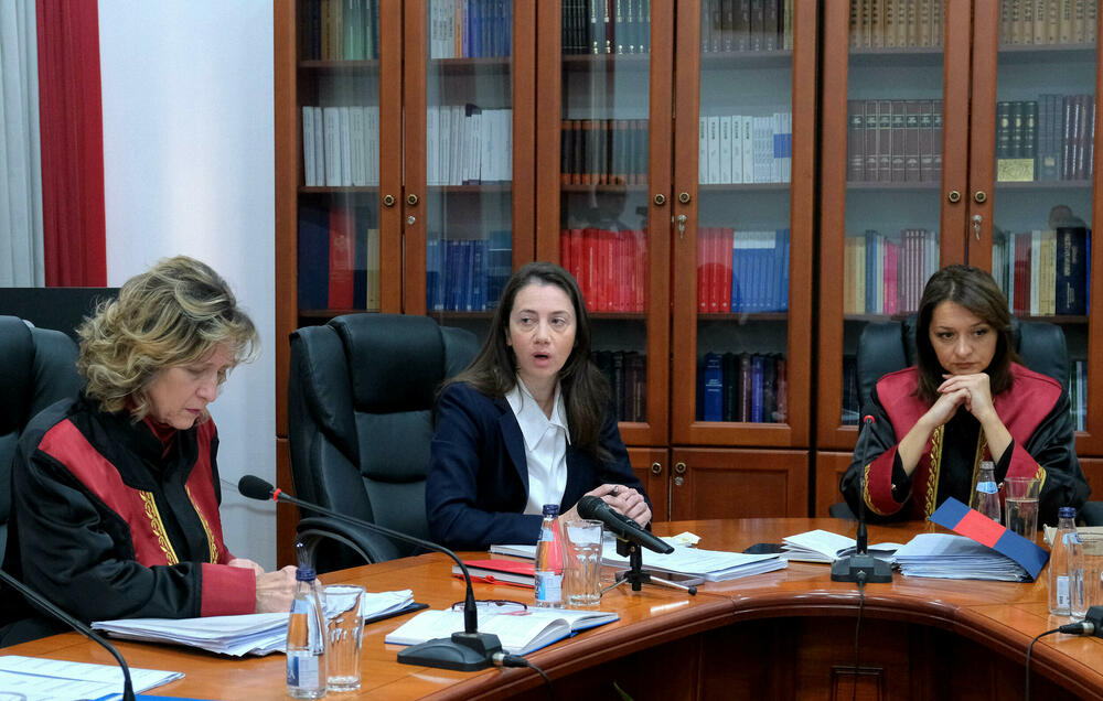 <p>Prema nezvaničnim informacijama "Vijesti", sudije Snežana Armenko, Faruk Resulbegović i Momirka Tešić bili su za to da se pokrene postupak za ocjenu ustavnosti zakona kojim je potvrđen sporazum, dok su Desanka Lopičić, Nikola Mugoša i Jovan Jovanović bili protiv toga</p>