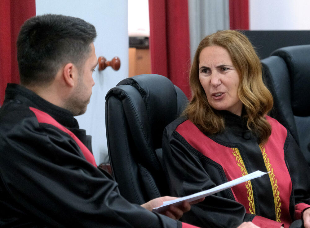 <p>Prema nezvaničnim informacijama "Vijesti", sudije Snežana Armenko, Faruk Resulbegović i Momirka Tešić bili su za to da se pokrene postupak za ocjenu ustavnosti zakona kojim je potvrđen sporazum, dok su Desanka Lopičić, Nikola Mugoša i Jovan Jovanović bili protiv toga</p>