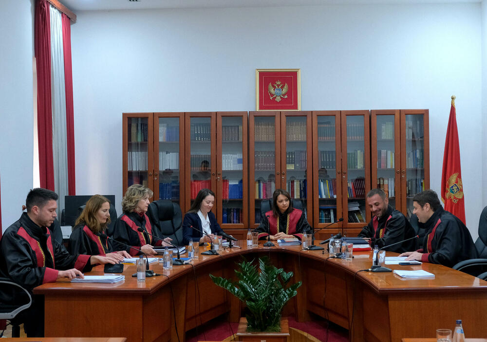 <p>Prema nezvaničnim informacijama "Vijesti", sudije Snežana Armenko, Faruk Resulbegović i Momirka Tešić bili su za to da se pokrene postupak za ocjenu ustavnosti zakona kojim je potvrđen sporazum, dok su Desanka Lopičić, Nikola Mugoša i Jovan Jovanović bili protiv toga</p>