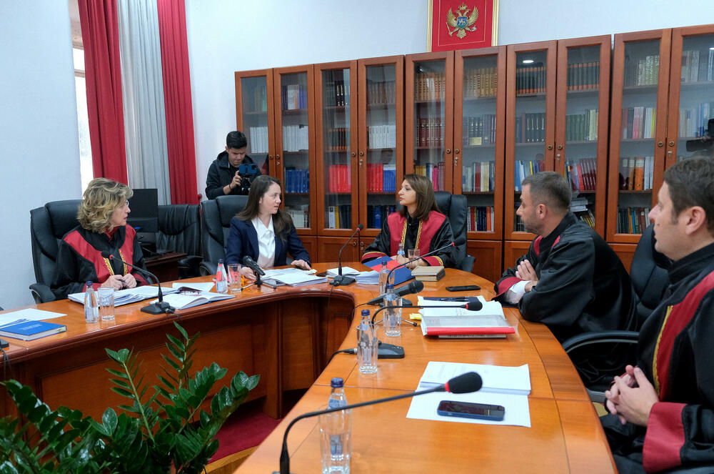 Ustavni sud privremenom mjerom obustavio protjerivanje...