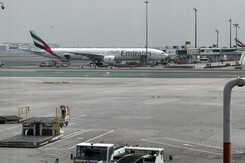 Avion kompanije &ldquo;Emirates&rdquo; na Međunarodnom aerodromu  u Dubaiju 8. marta, Foto: Rojters