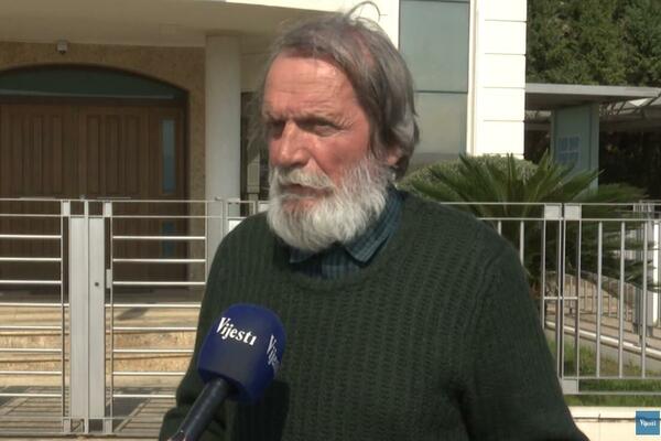 Podgoričanin danima štrajkuje glađu ispred Ambasade Slovenije,...