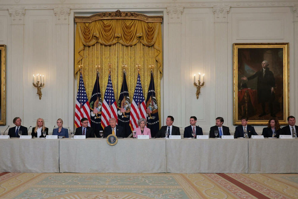 Tramp sa članovima odbora u Bijeloj kući, Foto: Reuters