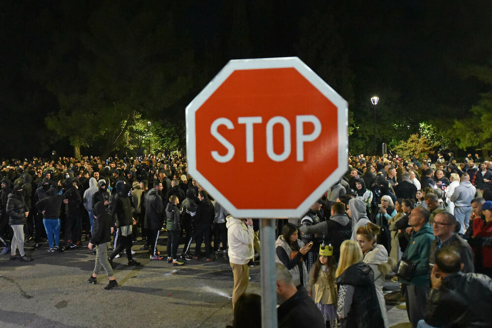 Protesti građana ispred Vlade, nakon incidenta u kojem su učestvovali stranci, Foto: BORIS PEJOVIC