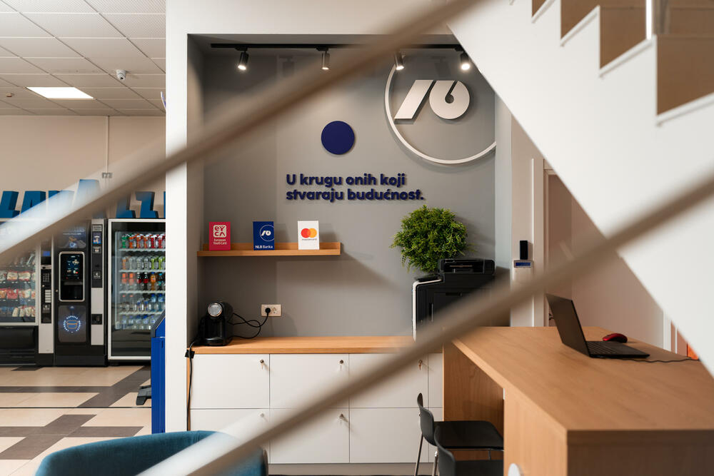 <p><strong>U četvrtak, 12. marta, na Univerzitetu Donja Gorica počela je sa radom prva NLB studentska filijala, prostor namijenjen mladima, njihovim prvim finansijskim odlukama i razvoju finansijske samostalnosti. Ova inicijativa dio je dugoročnog opredjeljenja NLB Banke da ulaže u mlade, finansijsku pismenost i odgovorno djelovanje u zajednici.</strong></p>