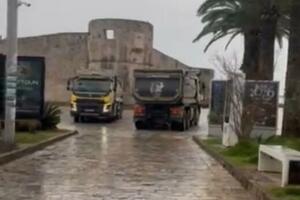 Budva: Teške građevinske mašine ispred zidina Starog grada,...
