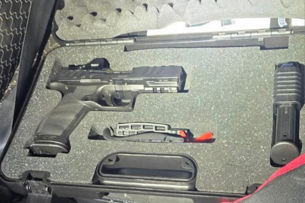 Oduzeti pištolj, Foto: Uprava policije
