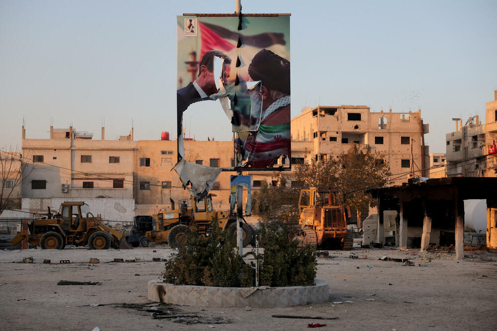 Pocijepani plakat na kojem su Bašar al-Asad i ajatolah Ali Hamenei u Damasku 14. decembar 2024., Foto: REUTERS