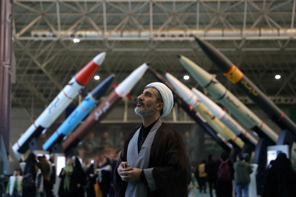 Iranski vjerski zvaničnik posjećuje Muzej vazduhoplovnih snaga Iranske revolucionarne garde u Teheranu, Foto: REUTERS