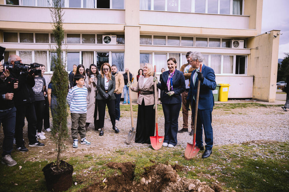 <p>Iz Evropske kuće su naveli da su u akciji sadnje drveća učestvovali ambasador Evropske unije (EU) u Crnoj Gori Johan Satler, ministarka prosvjete, nauke i inovacija Anđela Jakšić Stojanović, direktorica OŠ &bdquo;Njegoš&ldquo; Tatjana Jokić i pokretač inicijative &bdquo;Ozelenimo Crnu Goru&ldquo; Vuk Vujisić</p>