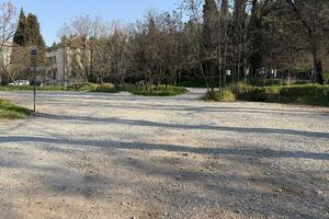 Još jedna zona u zaštićenom pojasu Podgorice pretvorena u parking