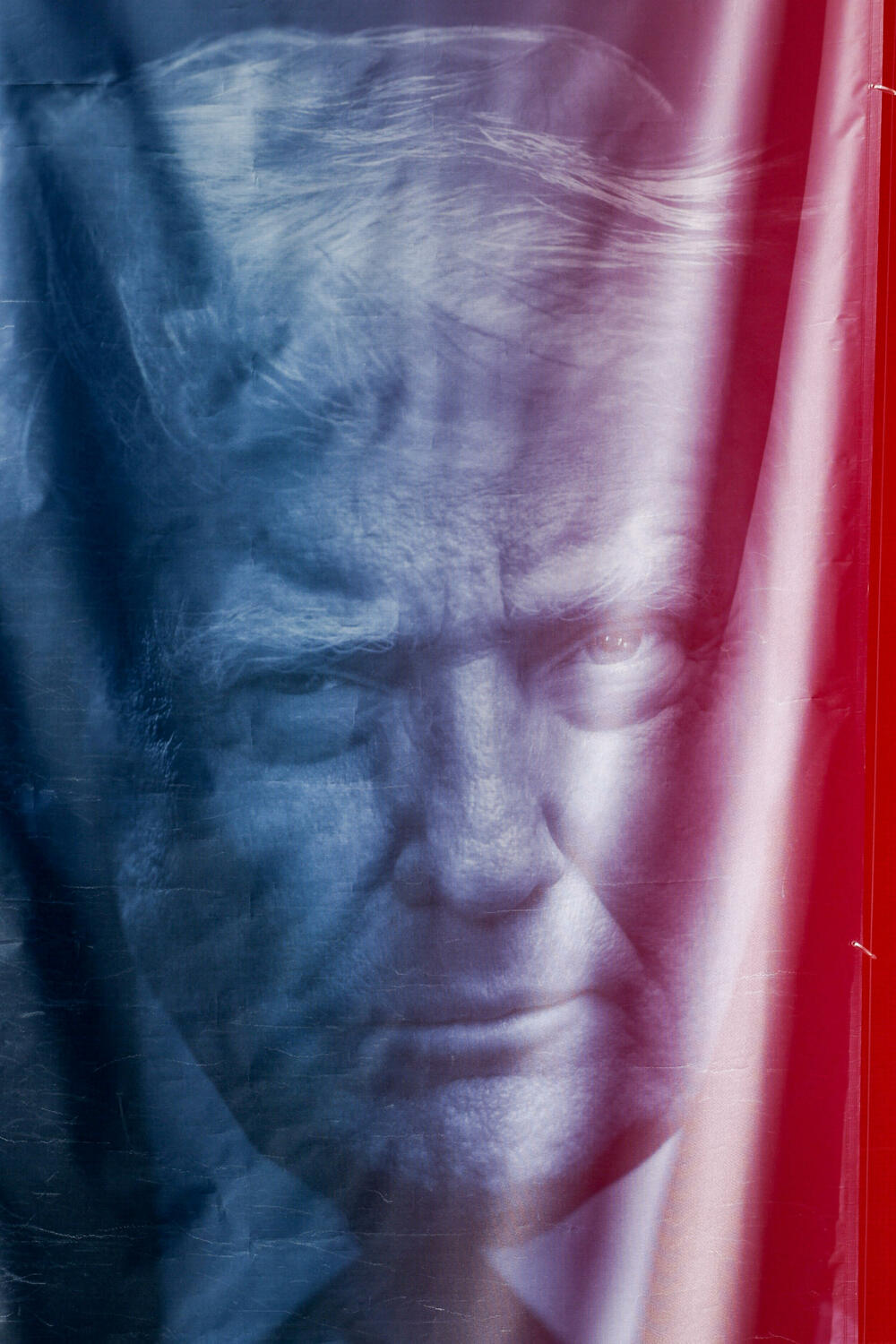 Baner ispred zgrade Ministarstva pravde u Vašingtonu na dan kada u SAD i Izrael napali Iran