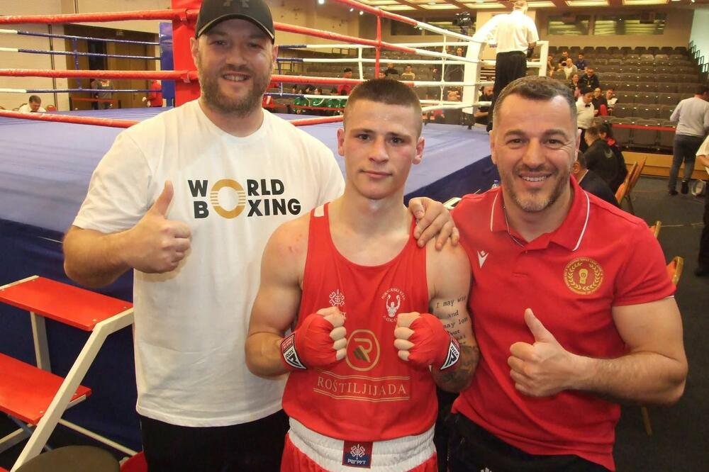 Ružić, Đinović i Zlatičanin imaju razloga za zadovoljstvo načinom na koji je obezbijeđena medalja, Foto: Bokserski savez Crne Gore