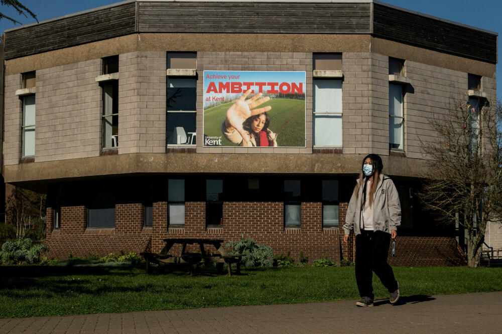 Studentkinja nosi masku u kampusu Univerziteta u Kentu, Foto: Reuters