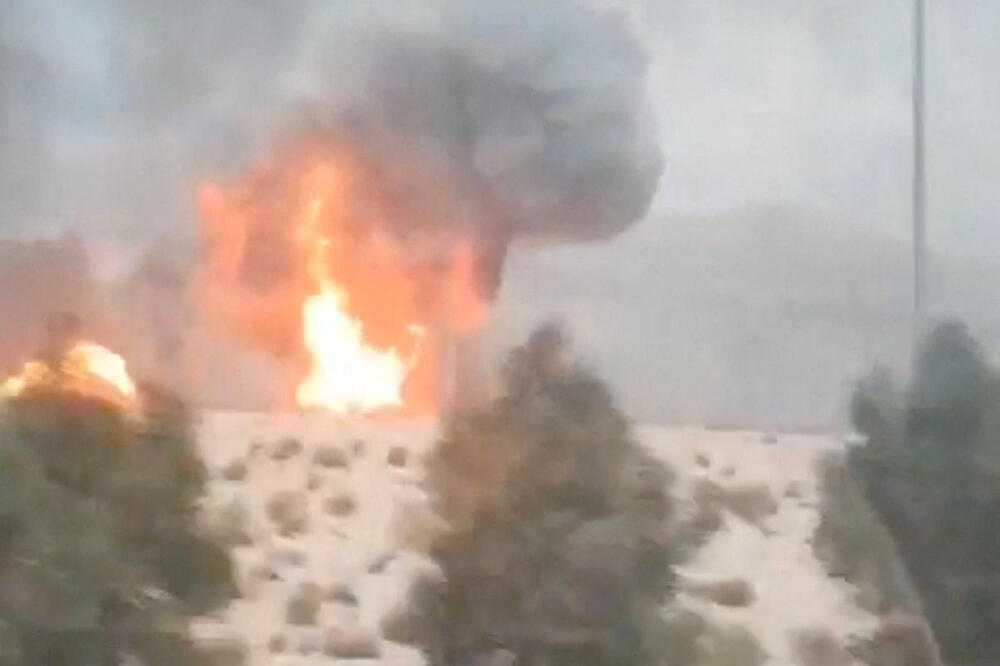 Dim i plamen uzdižu se iz gasnog polja Južni Pars nakon izraelskog udara, Foto: Reuters