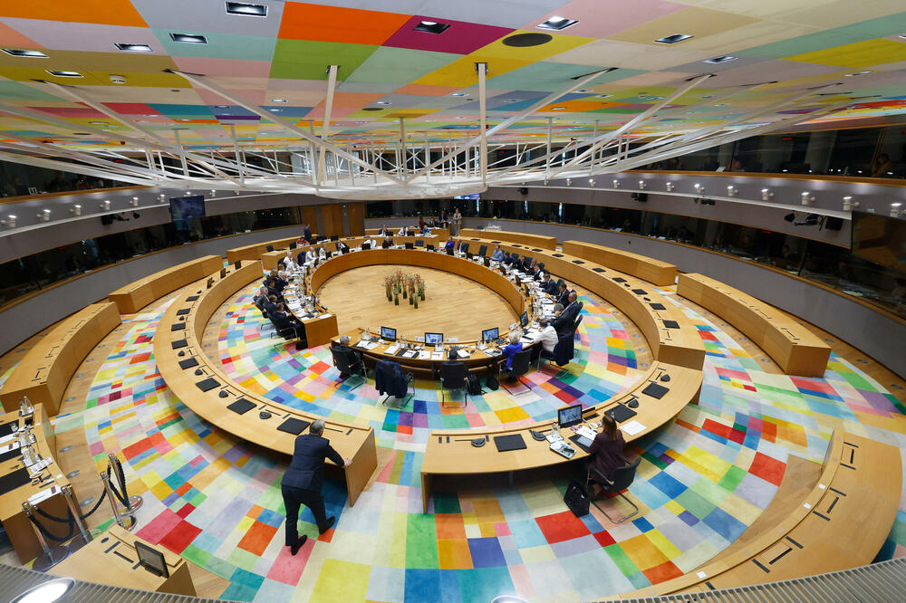 Orban posmatra sa mjesta van glavnog stola dok se ukrajinski predsjednik Volodimir Zelenski putem video-veze obraća liderima EU, Foto: Reuters