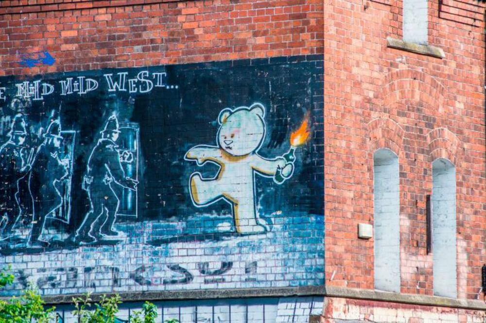 Potpis ispod fotografije, Anonimni ulični umetnik postao je sinonim za subverziju, satiru i tajnovitost, Foto: Getty Images