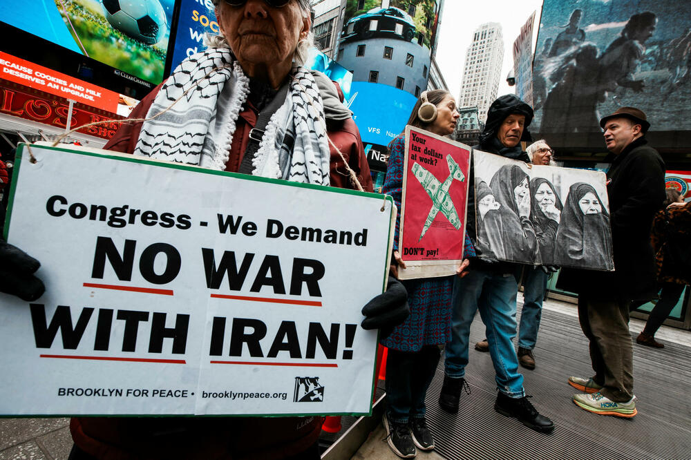 Detalj sa protesta u Njujorku: Na transparentu piše: "Zahtijevamo od Kongresa, ne ratu sa Iranom", Foto: Reuters