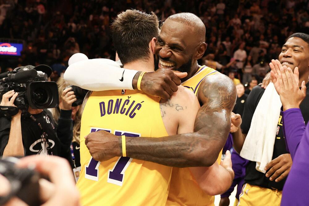 Dvojica nestvarnih košarkaša još jednom su držala čas: Dončić i Džejms, Foto: Reuters