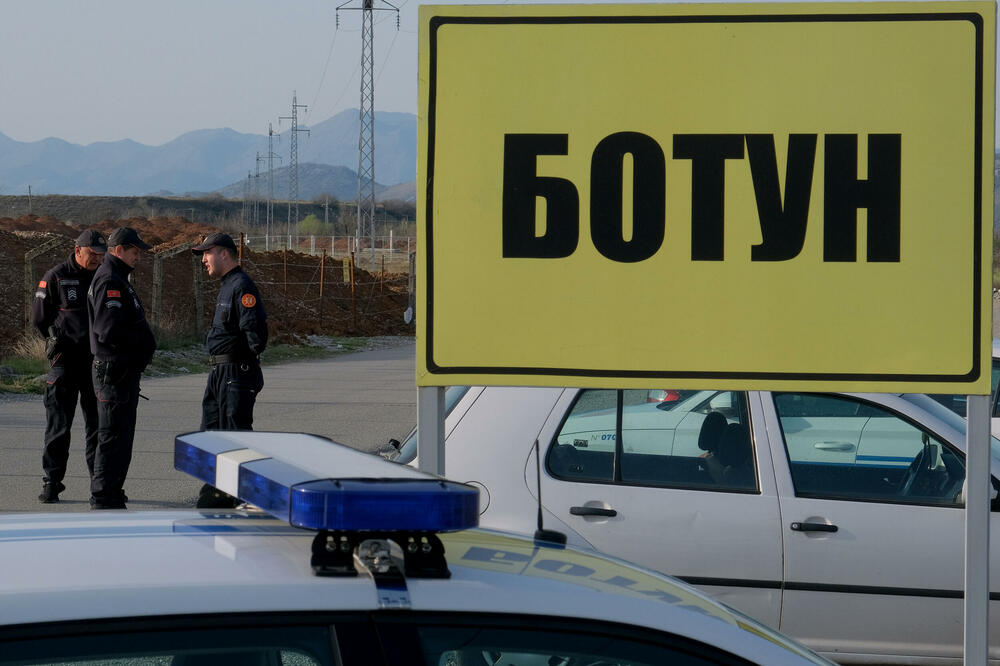 <p>Botunjani su se, kako su kazali, okupili jer slučaj zapaljene građevinske mašine još nema epilog, iako je o događaju obaviješteno Osnovno državno tužilaštvo u Podgorici, koje je naložilo policiji da prikupi potrebna obavještenja</p>