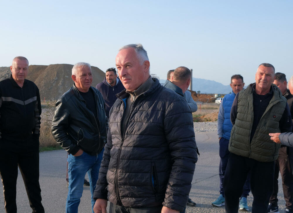 <p>Botunjani su se, kako su kazali, okupili jer slučaj zapaljene građevinske mašine još nema epilog, iako je o događaju obaviješteno Osnovno državno tužilaštvo u Podgorici, koje je naložilo policiji da prikupi potrebna obavještenja</p>