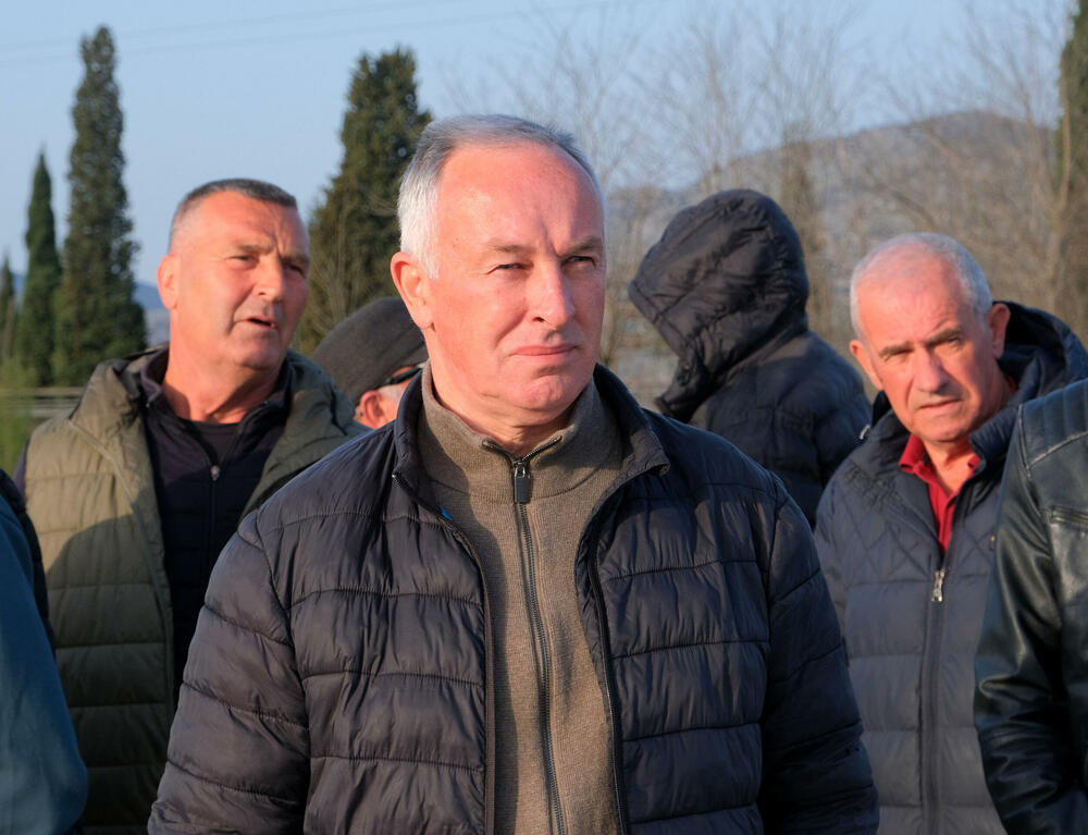 <p>Botunjani su se, kako su kazali, okupili jer slučaj zapaljene građevinske mašine još nema epilog, iako je o događaju obaviješteno Osnovno državno tužilaštvo u Podgorici, koje je naložilo policiji da prikupi potrebna obavještenja</p>