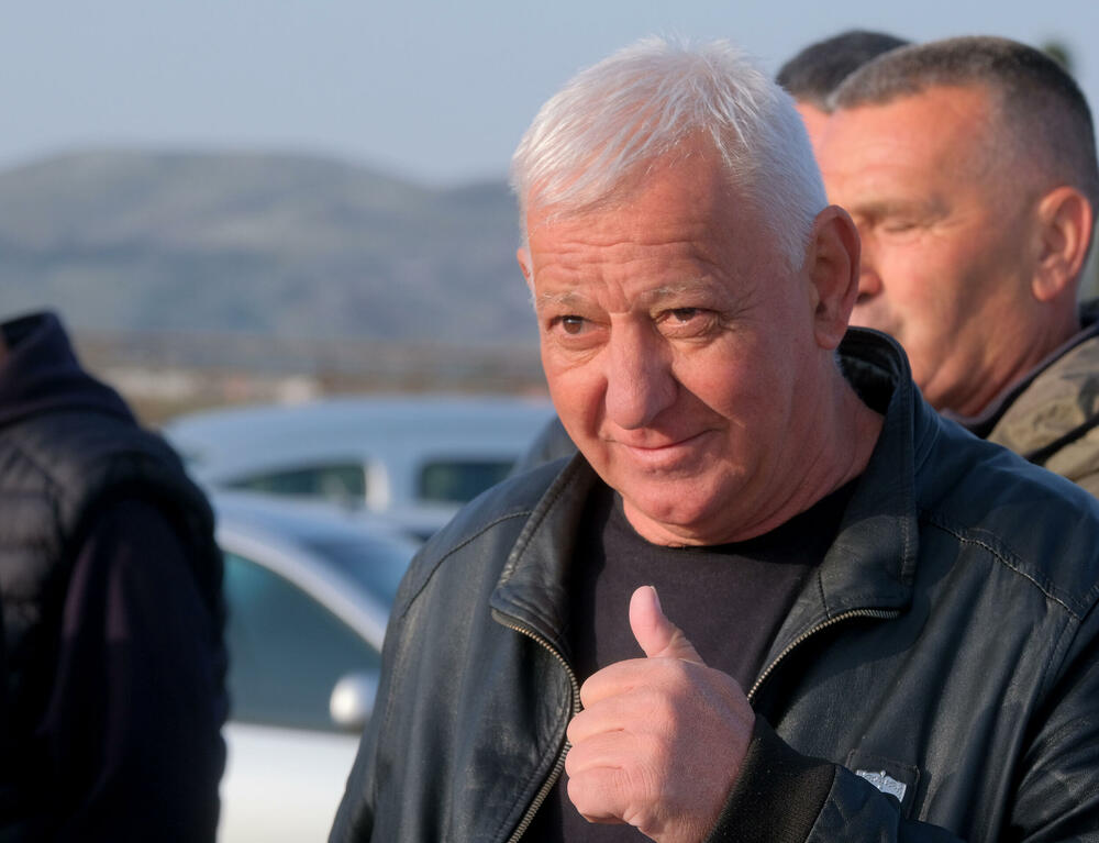 <p>Botunjani su se, kako su kazali, okupili jer slučaj zapaljene građevinske mašine još nema epilog, iako je o događaju obaviješteno Osnovno državno tužilaštvo u Podgorici, koje je naložilo policiji da prikupi potrebna obavještenja</p>