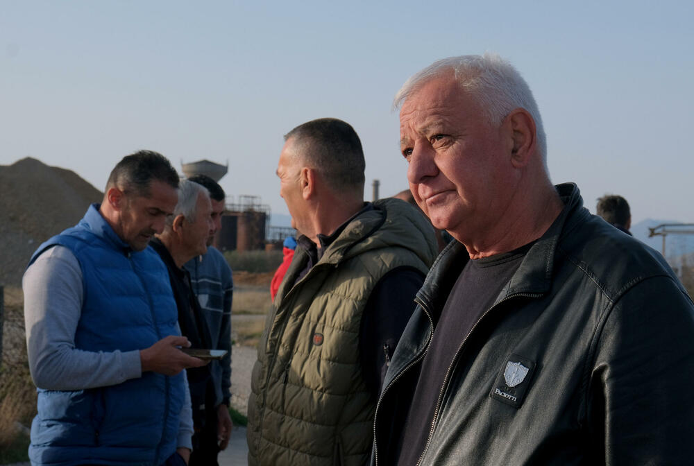 <p>Botunjani su se, kako su kazali, okupili jer slučaj zapaljene građevinske mašine još nema epilog, iako je o događaju obaviješteno Osnovno državno tužilaštvo u Podgorici, koje je naložilo policiji da prikupi potrebna obavještenja</p>