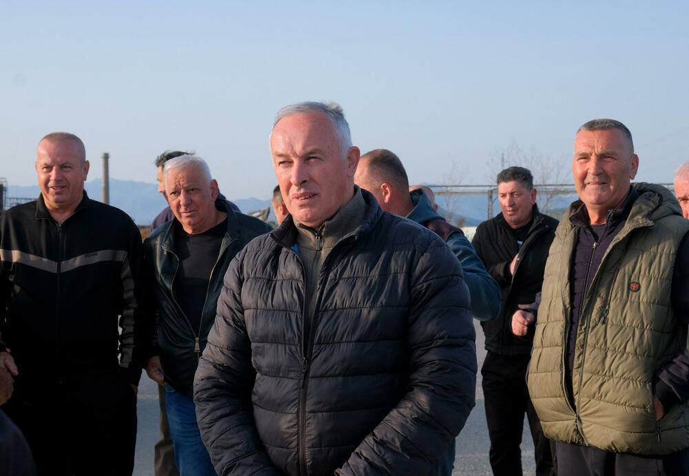 <p>Botunjani su se, kako su kazali, okupili jer slučaj zapaljene građevinske mašine još nema epilog, iako je o događaju obaviješteno Osnovno državno tužilaštvo u Podgorici, koje je naložilo policiji da prikupi potrebna obavještenja</p>