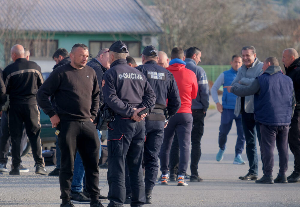 <p>Botunjani su se, kako su kazali, okupili jer slučaj zapaljene građevinske mašine još nema epilog, iako je o događaju obaviješteno Osnovno državno tužilaštvo u Podgorici, koje je naložilo policiji da prikupi potrebna obavještenja</p>