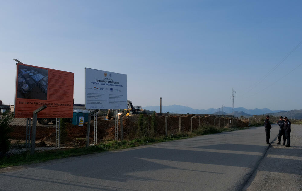 <p>Botunjani su se, kako su kazali, okupili jer slučaj zapaljene građevinske mašine još nema epilog, iako je o događaju obaviješteno Osnovno državno tužilaštvo u Podgorici, koje je naložilo policiji da prikupi potrebna obavještenja</p>