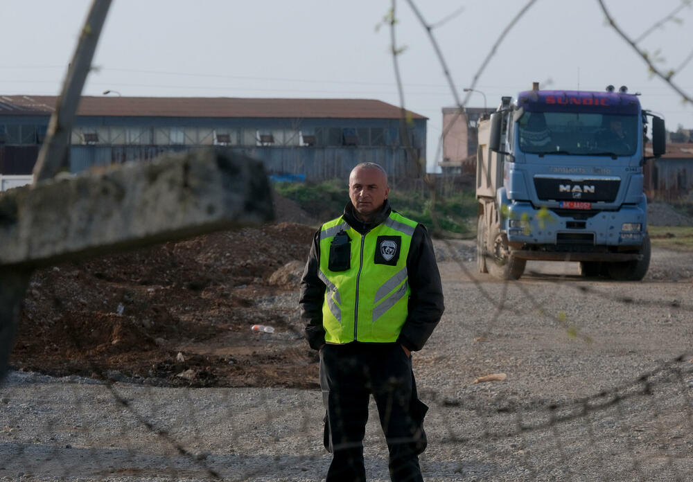 <p>Botunjani su se, kako su kazali, okupili jer slučaj zapaljene građevinske mašine još nema epilog, iako je o događaju obaviješteno Osnovno državno tužilaštvo u Podgorici, koje je naložilo policiji da prikupi potrebna obavještenja</p>